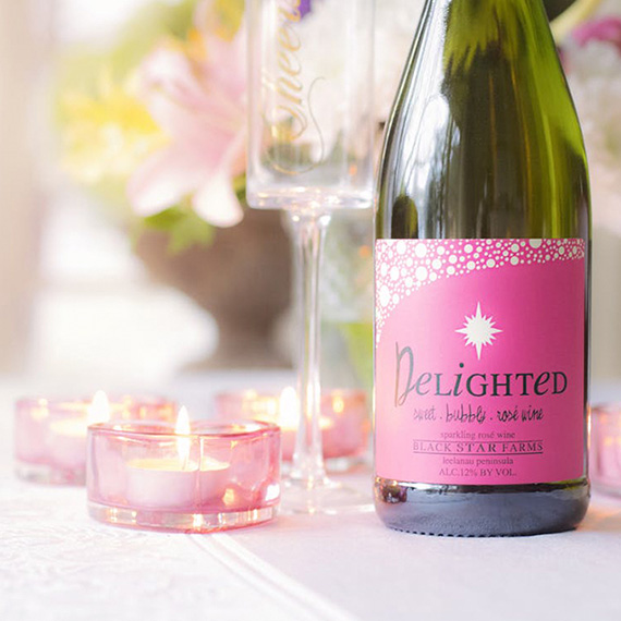 Eksempler på trykksaker fra Vizuell. Vanndekaler på flaske