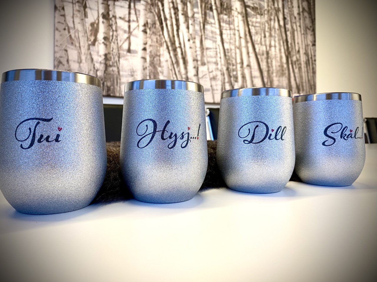 Fire Vinbeger i sølv glitter