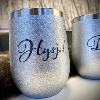 To vinbeger i sølv glitter