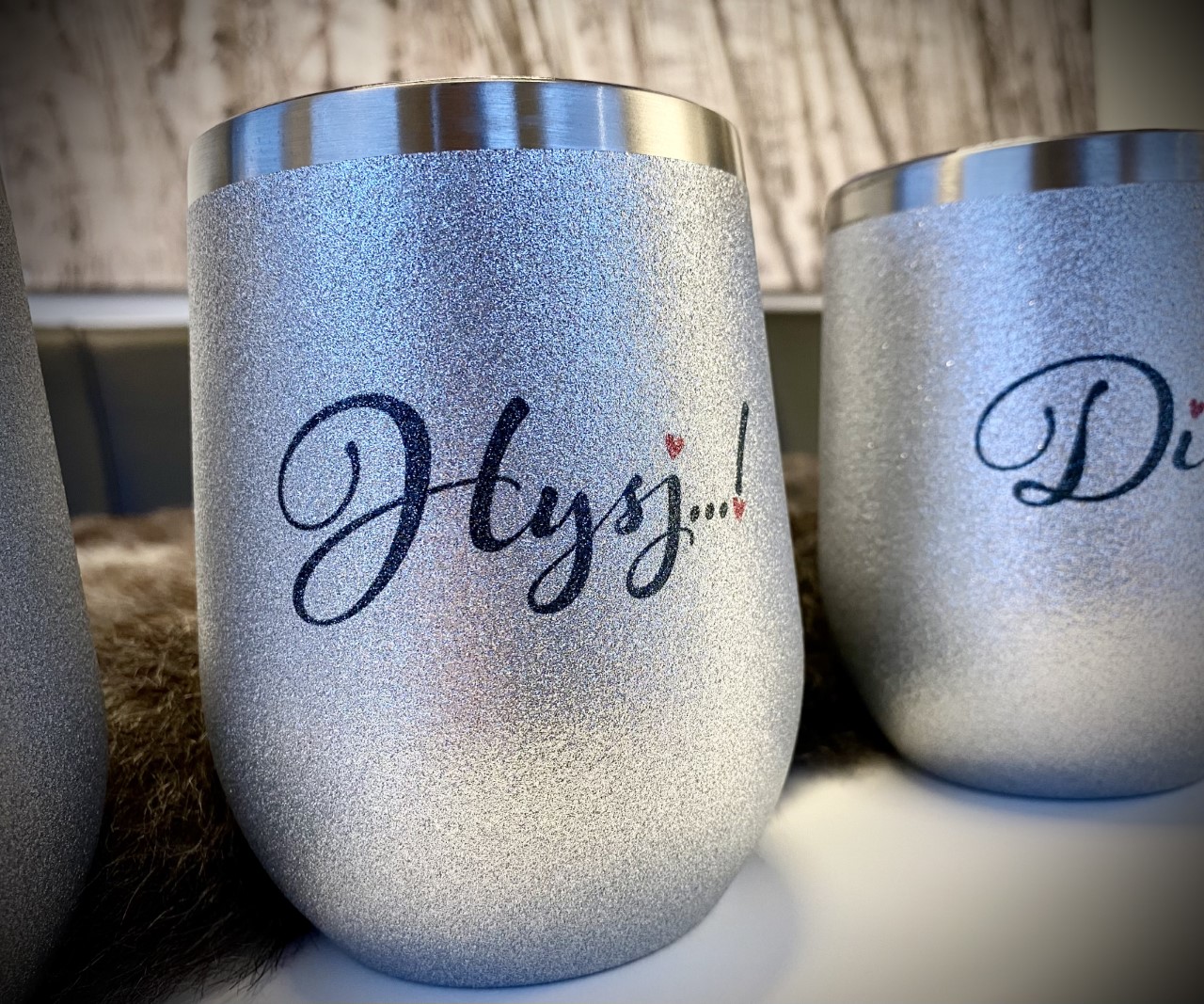 To vinbeger i sølv glitter