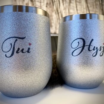 To sølvglitter vinbeger