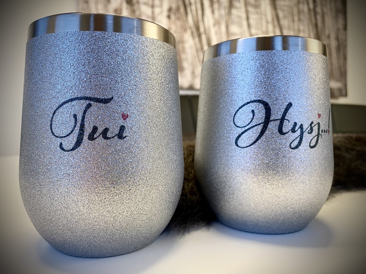 To sølvglitter vinbeger