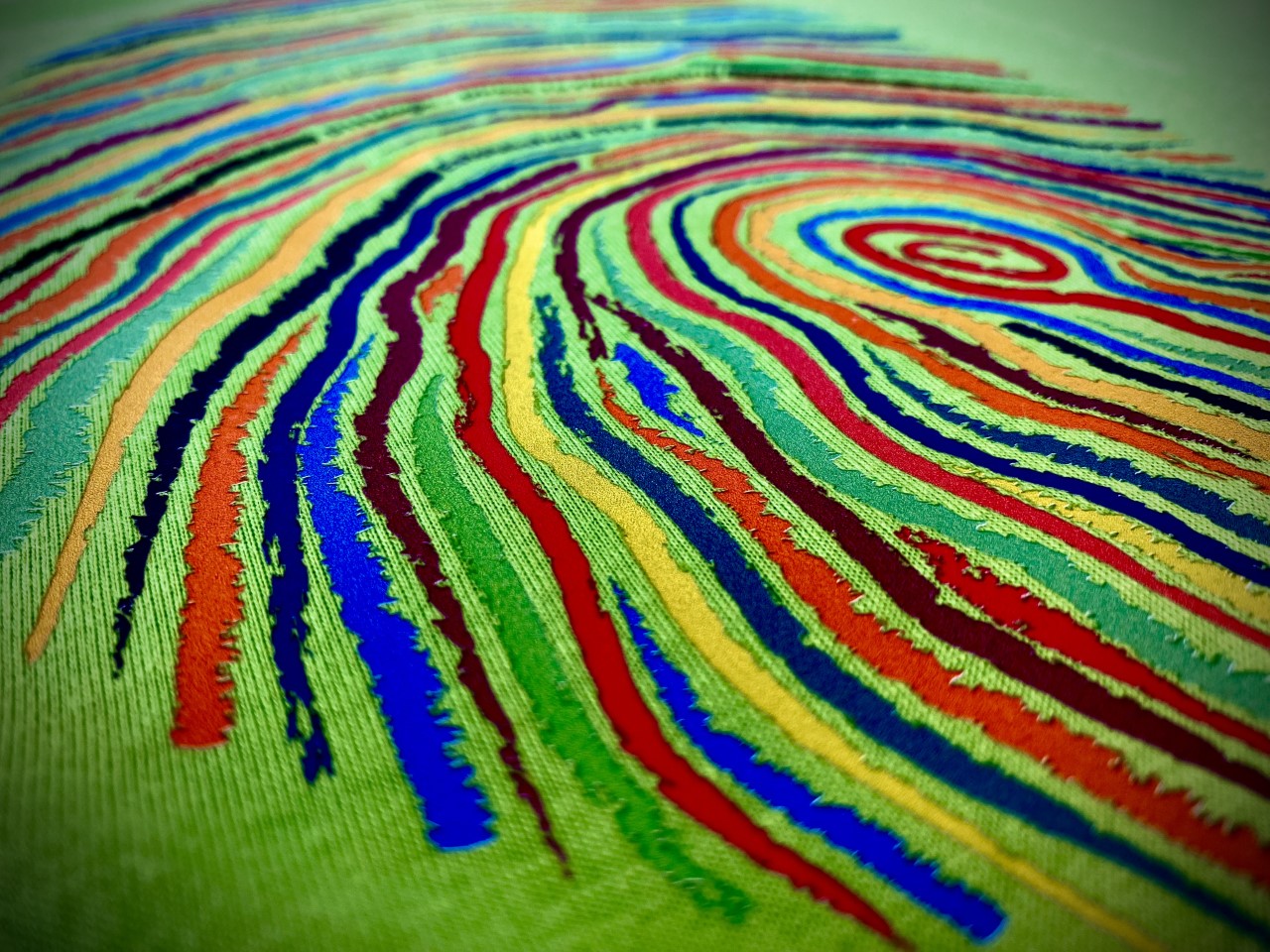 DTF merke av fingeravtrykk på grønn t-skjorte