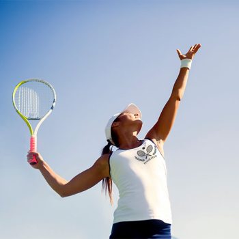 Kvinne som spiller tennis