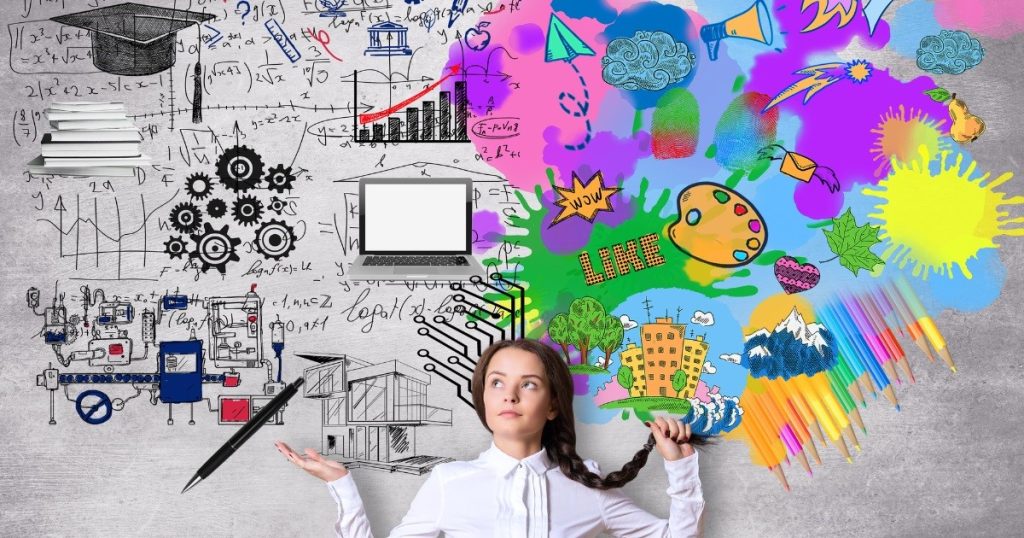 Jente foran tavle med tegninger