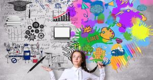 Jente foran tavle med tegninger