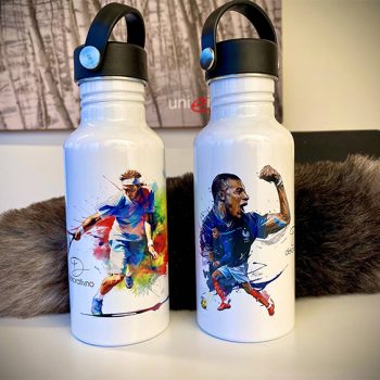 To sportsflasker på et bord