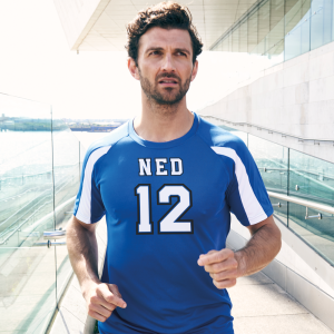 Mann med drakt med trykk