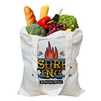 Hvitt handlenett med varer i med design på