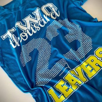 drakt med tekstiltrykk